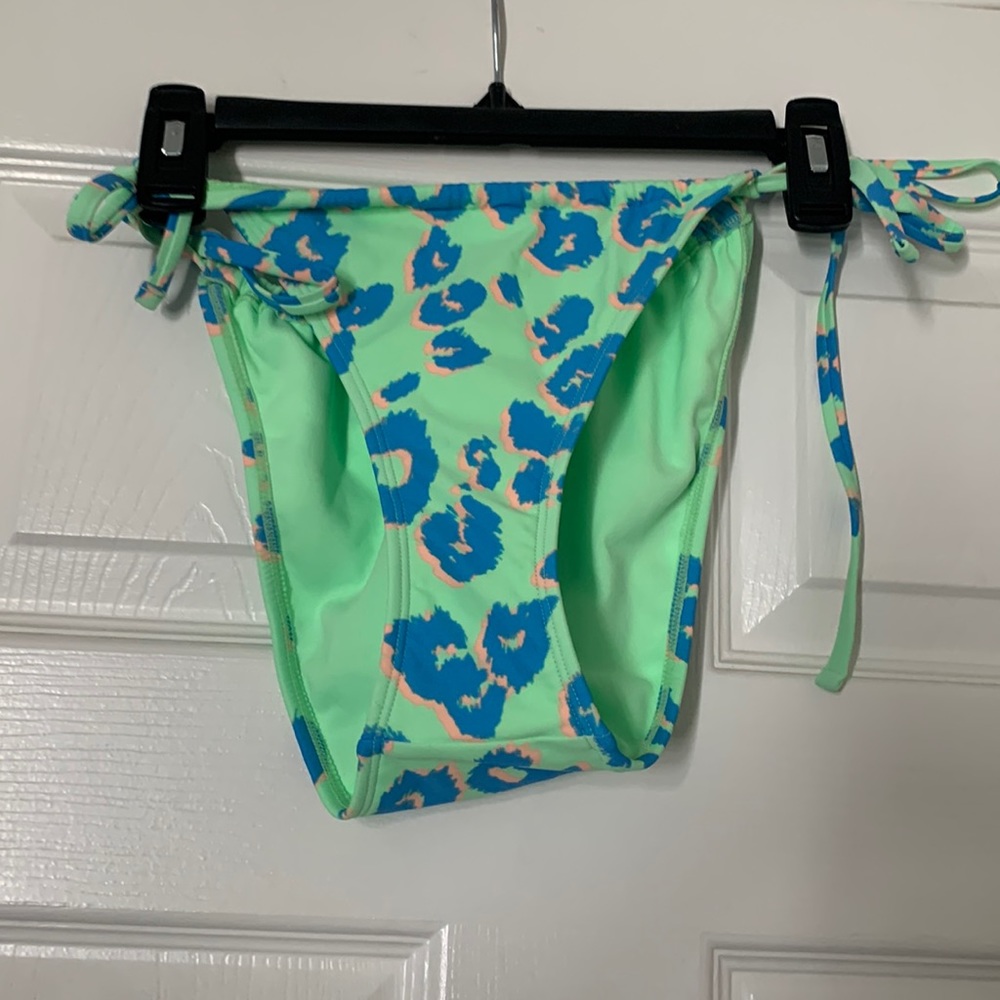 Target bathing suit bottom. NEVER WORN. Still has tags. Size large.